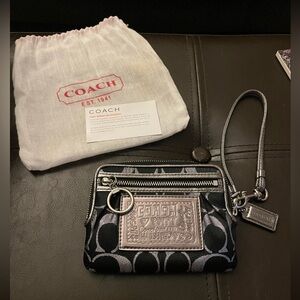 Coach Poppy Wristlet Like New